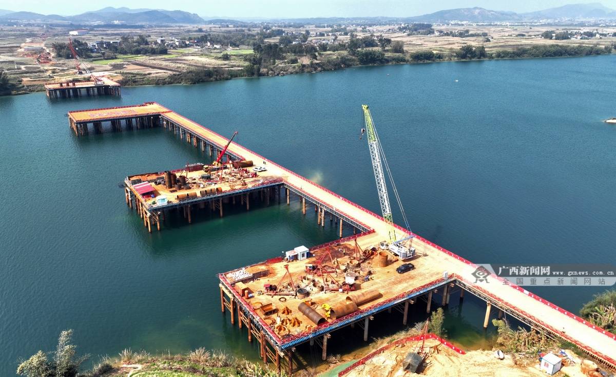 2月19日,在柳州高速过境线公路柳城段融江特大桥施工现场,工人们在