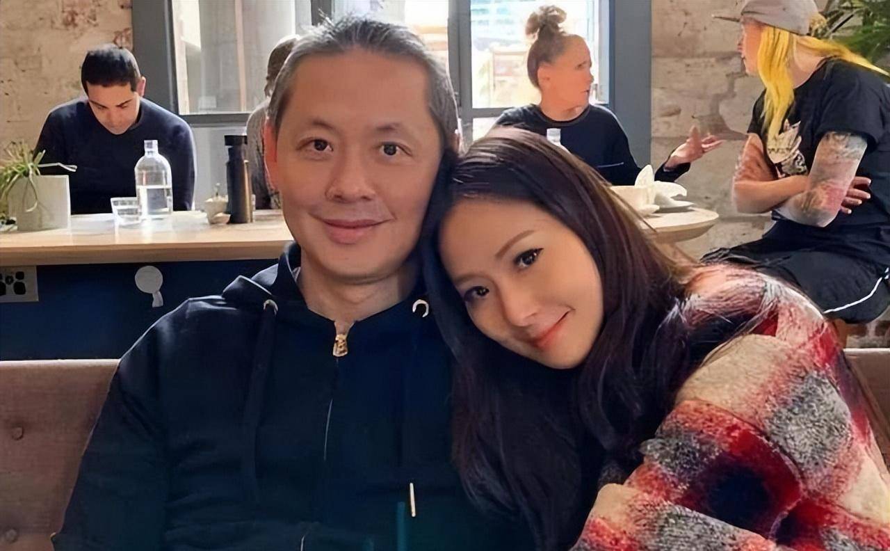 13岁便被富豪追求6年,晒跟老公合照像父女,42岁美到看不清年纪_孙芸芸