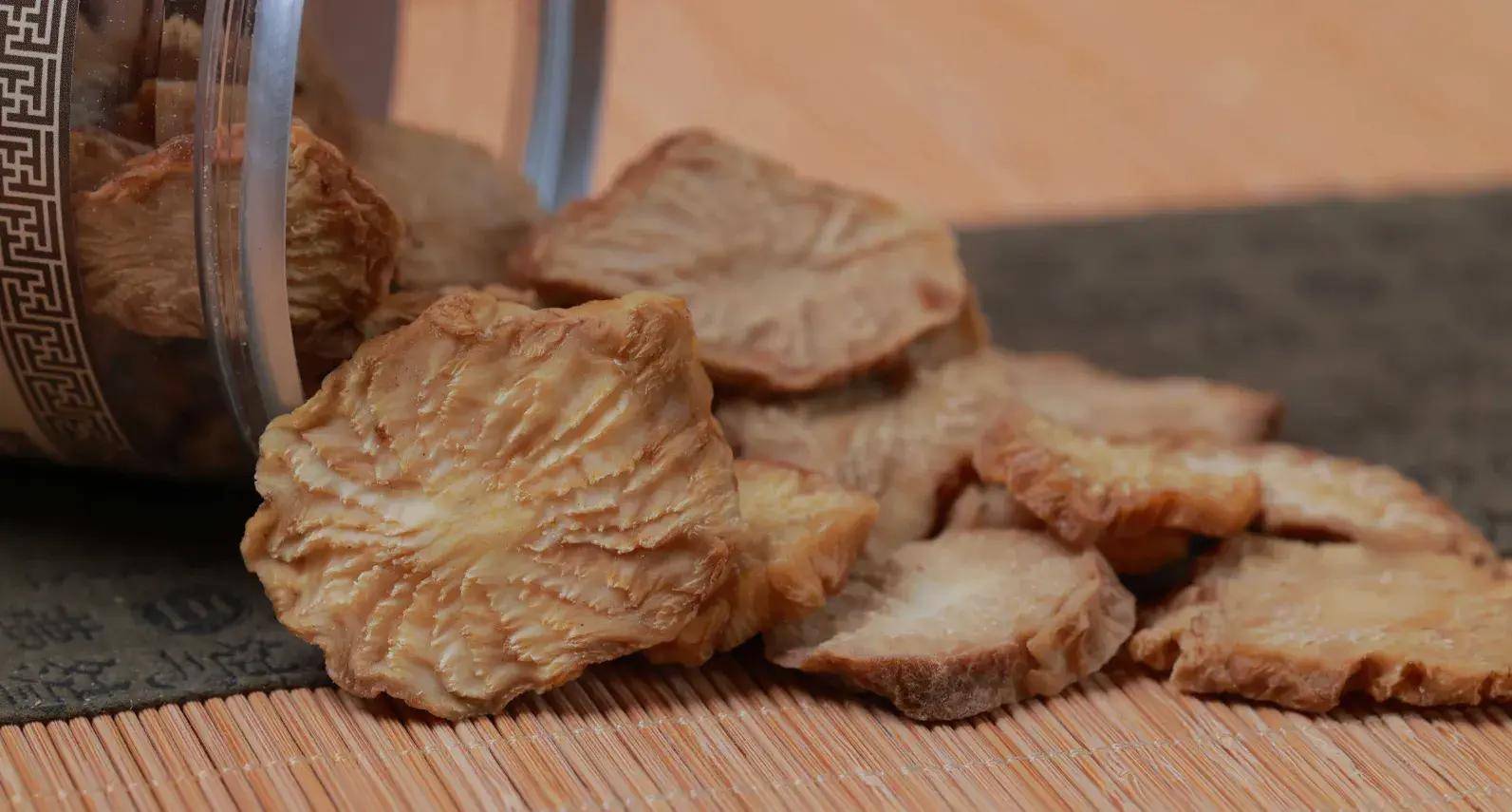 肉苁蓉的泡沫和生态之祸提醒我们,对于类似的稀缺草本植物,我们应该