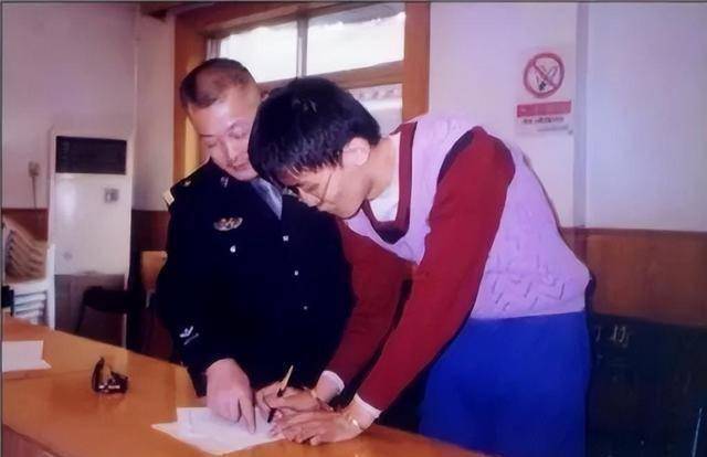 2002年,"硫酸泼熊"的清华学子刘海洋,已成为中科院高级专家_黑熊_实验