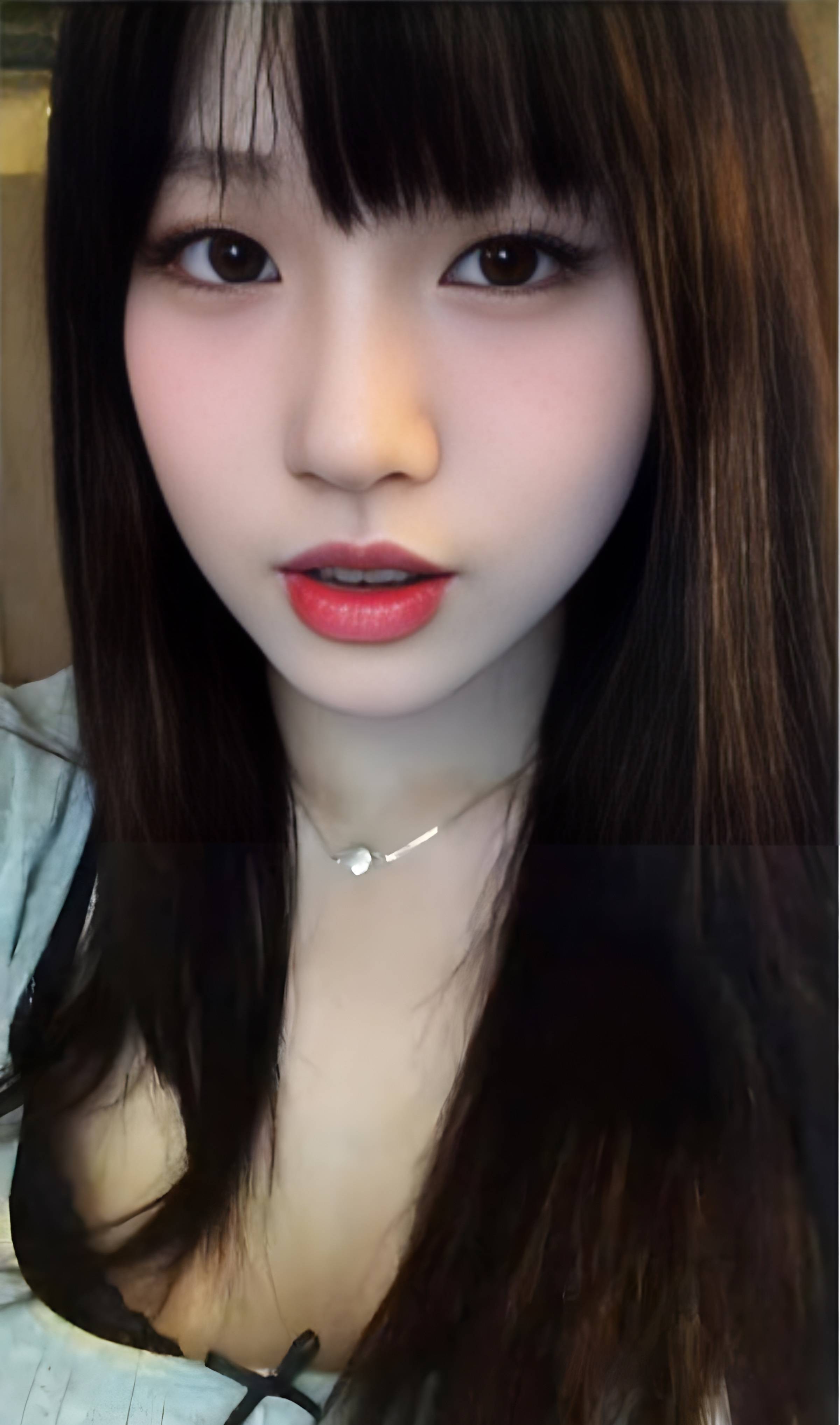 近期,"小苹果"在个人社交账号中分享美照,面对镜头她各种摆拍,随着