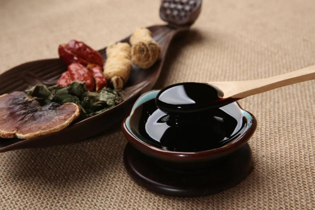 如追风壮骨膏,有追风散寒,活血止痛功效,用于风寒湿痹,肩背疼痛,腰酸