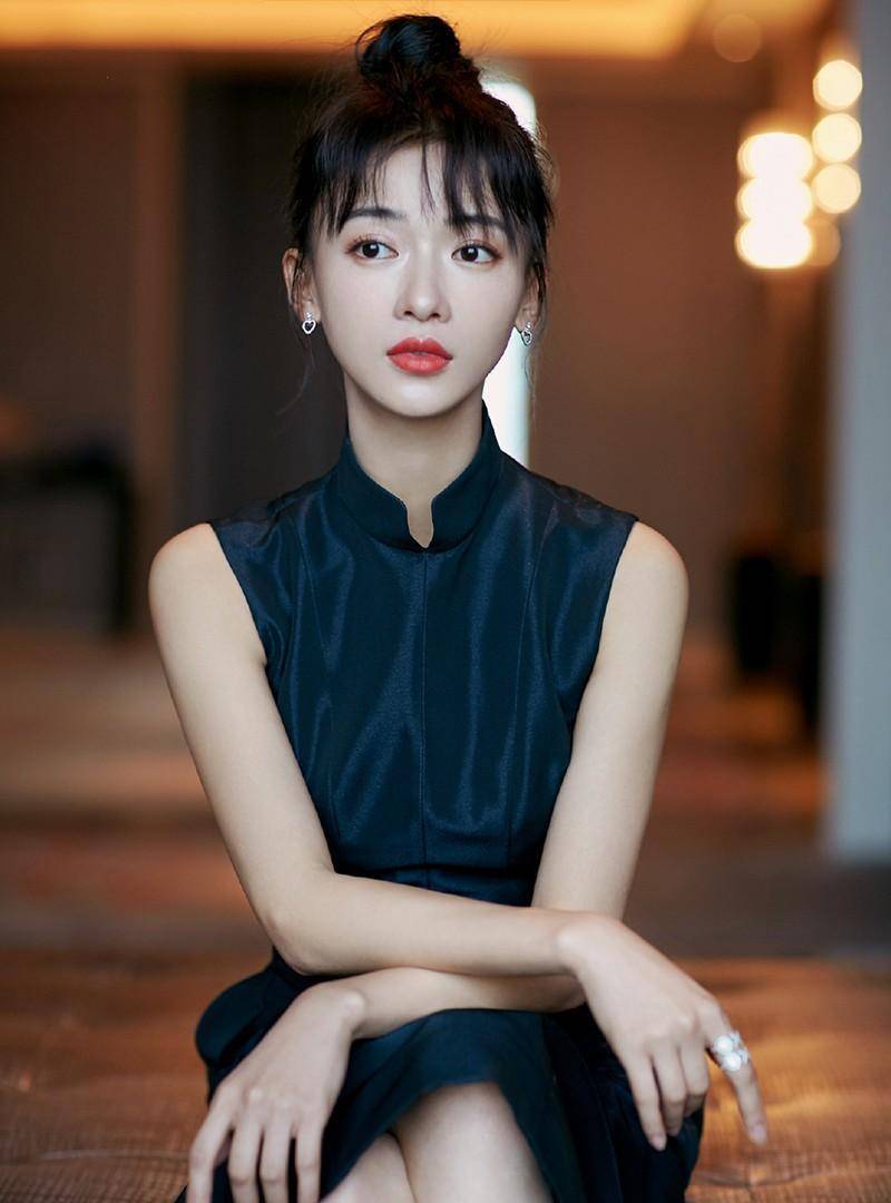 吴谨言28岁才爆红,属于大器晚成,28岁才迎来事业的巅峰期,等来这么多