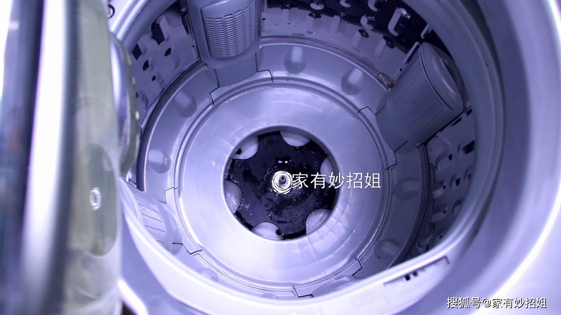 我们再把底座放回去,将螺丝拧紧,中间的塑料片盖回去,这样我们洗衣机