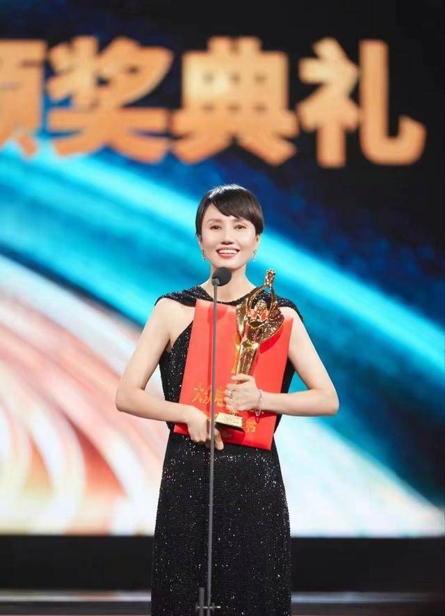 夏雨袁泉一家三口外出聚餐,一家三口打扮低调,13岁女儿身高抢眼_感觉