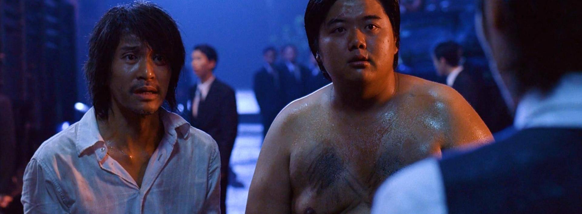 斧头帮的老大琛哥承诺两人,只要杀了人,就让两人入帮.