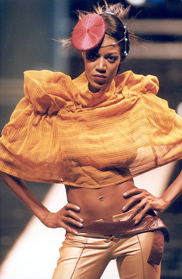 2002年中国国际时装周圣雪绒·孙伶俐发布系列2024秋冬中国国际时装周