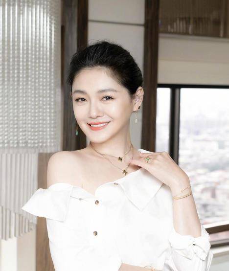 刘亦菲的牙,殷桃的痣,打了多少"滤镜"女星的脸_刘诗诗_迪丽热巴_郝蕾