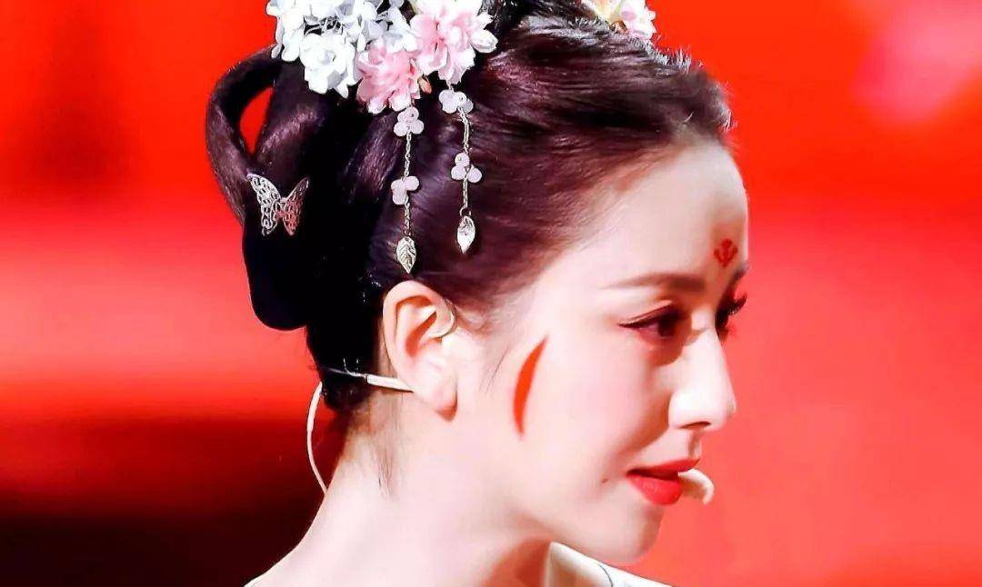 佟丽娅仿唐代化妆 图32斜红是古代女子在面颊上画的一种妆饰(图32),其