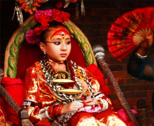 尼泊尔"活女神"悲哀:受万人尊崇,被禁锢在寺庙,最后孤独终老_库玛丽