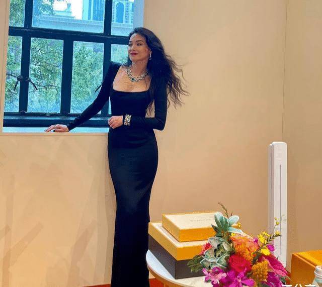 宝格丽红毯秀赵露思衣服太开,王丽坤不上镜,"标杆"还得看舒淇_气质