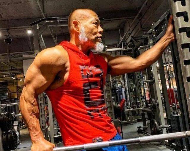"老年彭于晏"健身19年,容光焕发重获"新生",娶小13岁娇妻_大爷_管理