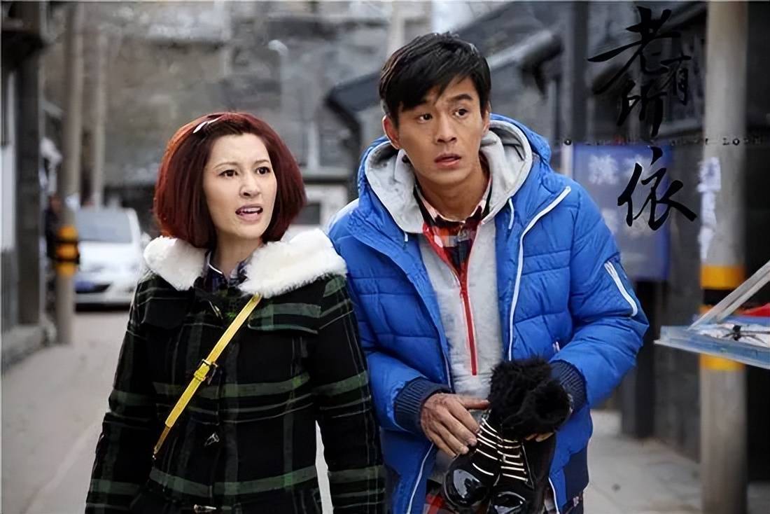 她就走到卧室去找二儿媳,可二儿媳正带着耳机用手机看电视剧呢