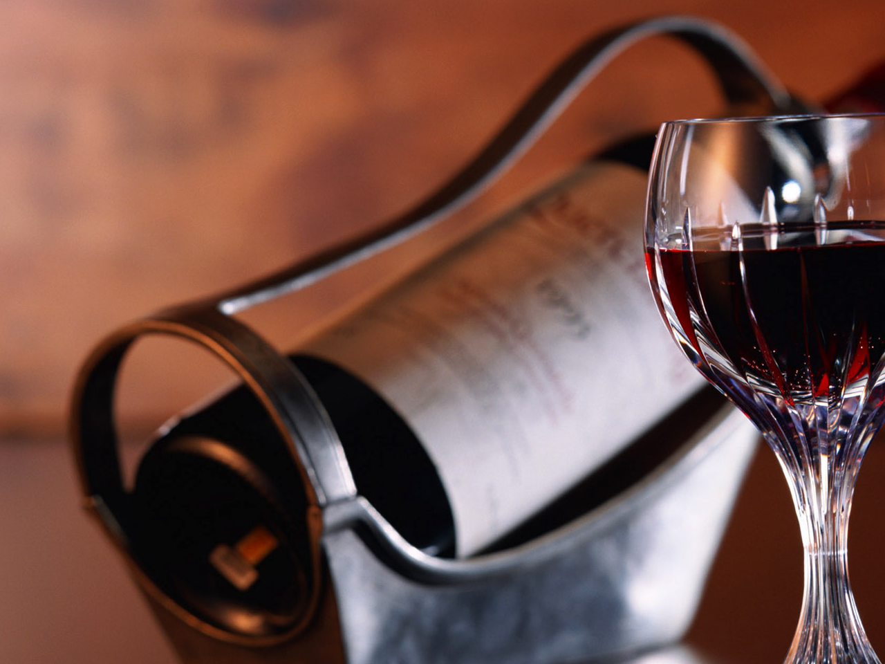 红酒别再傻傻的横着放了,酒窖老板坦言:竖着放的红酒才更好_密封_酒瓶