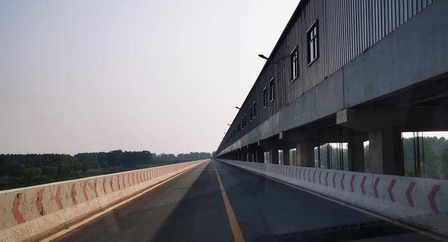 整个分洪闸与两侧的黄河大堤相连,大闸顶部开辟有双向两车道宽的行车