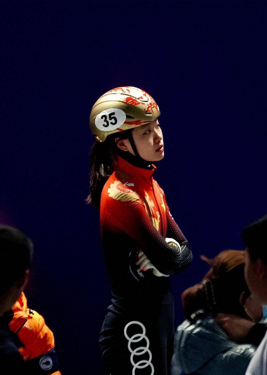 中国18岁才女惊艳世界,"一对二"无惧韩国围剿成就三