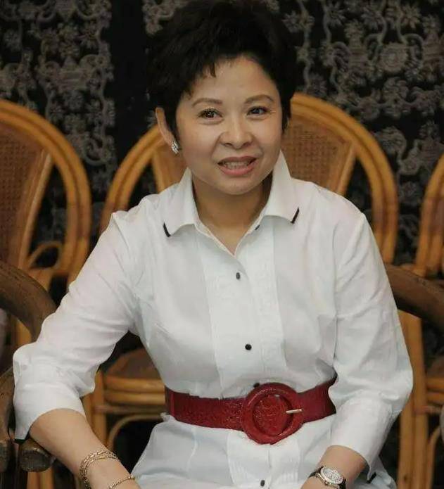 董文华:22岁嫁5年之约,23岁爆火,38岁跌落神坛,今怎样了?