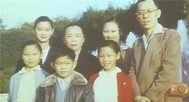 徐积锴这一切的所作所为,仿佛是在弥补自己的童年缺憾.