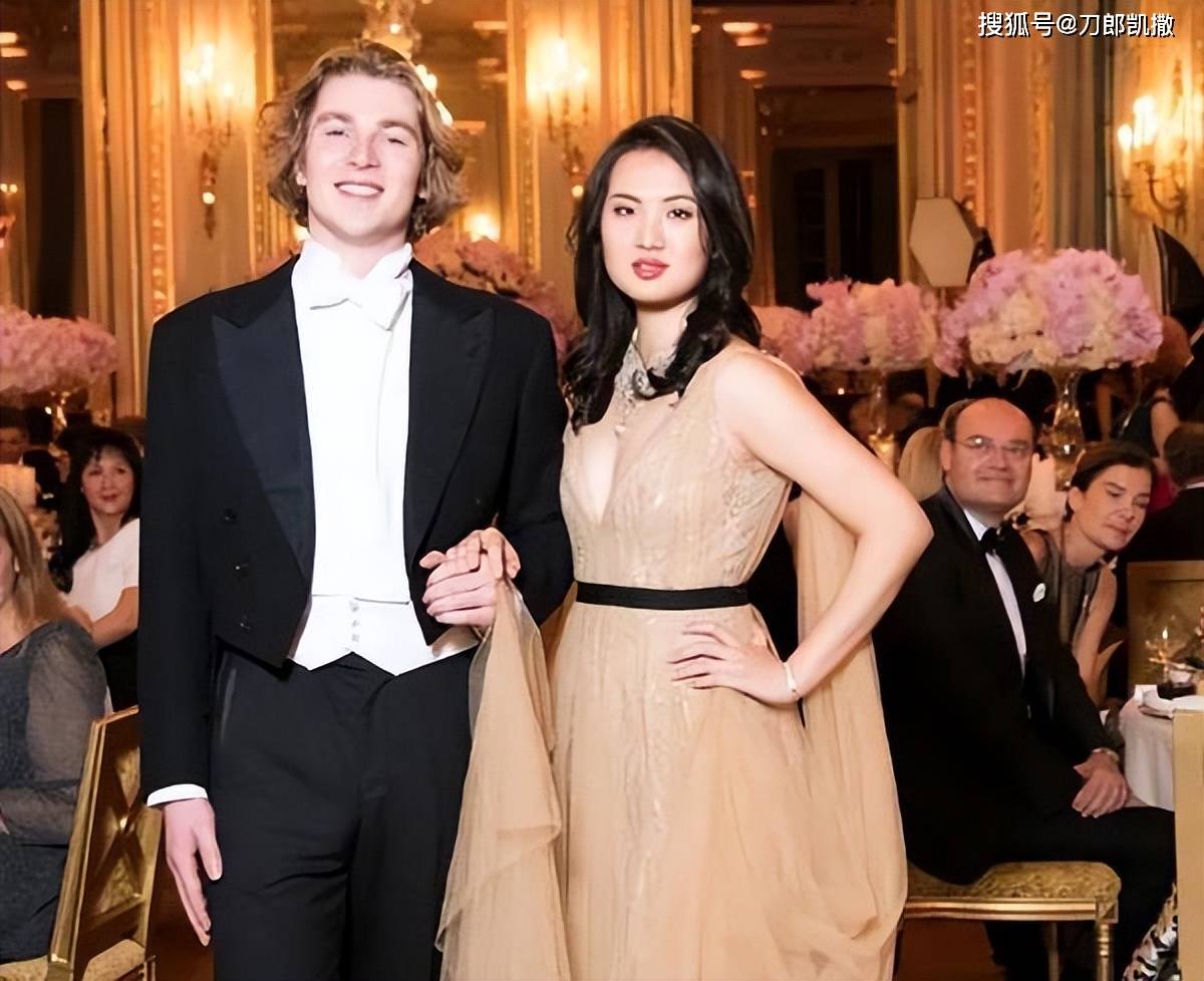 往日低调的风格,亲自为姚安娜压阵,接受法国知名杂志拍摄全家福的请求