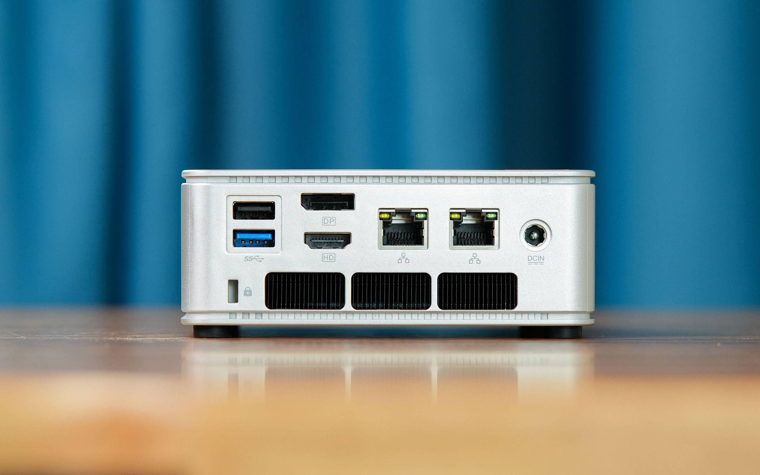 极摩客k8 r7-8845hs迷你主机详细评测_散热_接口_底部