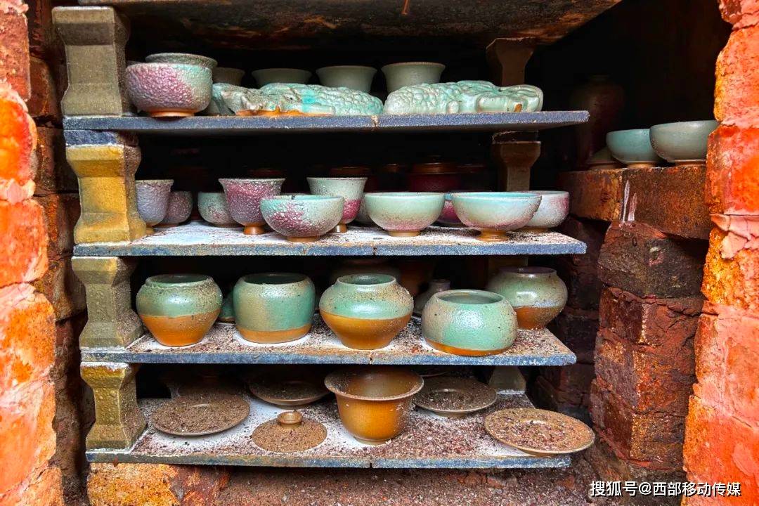 春暖花开逛窑子,云南华宁新春第一窑开窑现场惊喜不断_游客_变化_陶器