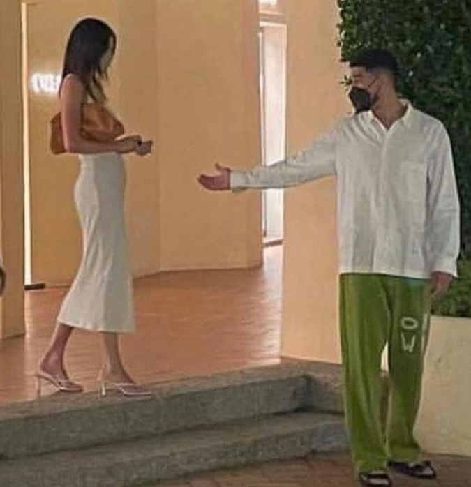 贵圈真乱!布克与詹娜复合,绯闻女友家中自拍近乎赤身