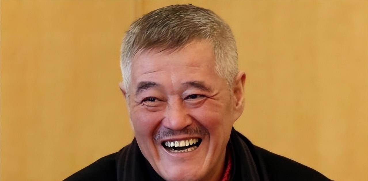 2007年,45岁的李正春因病去世,赵本山为他守灵一夜,料理后事_时候