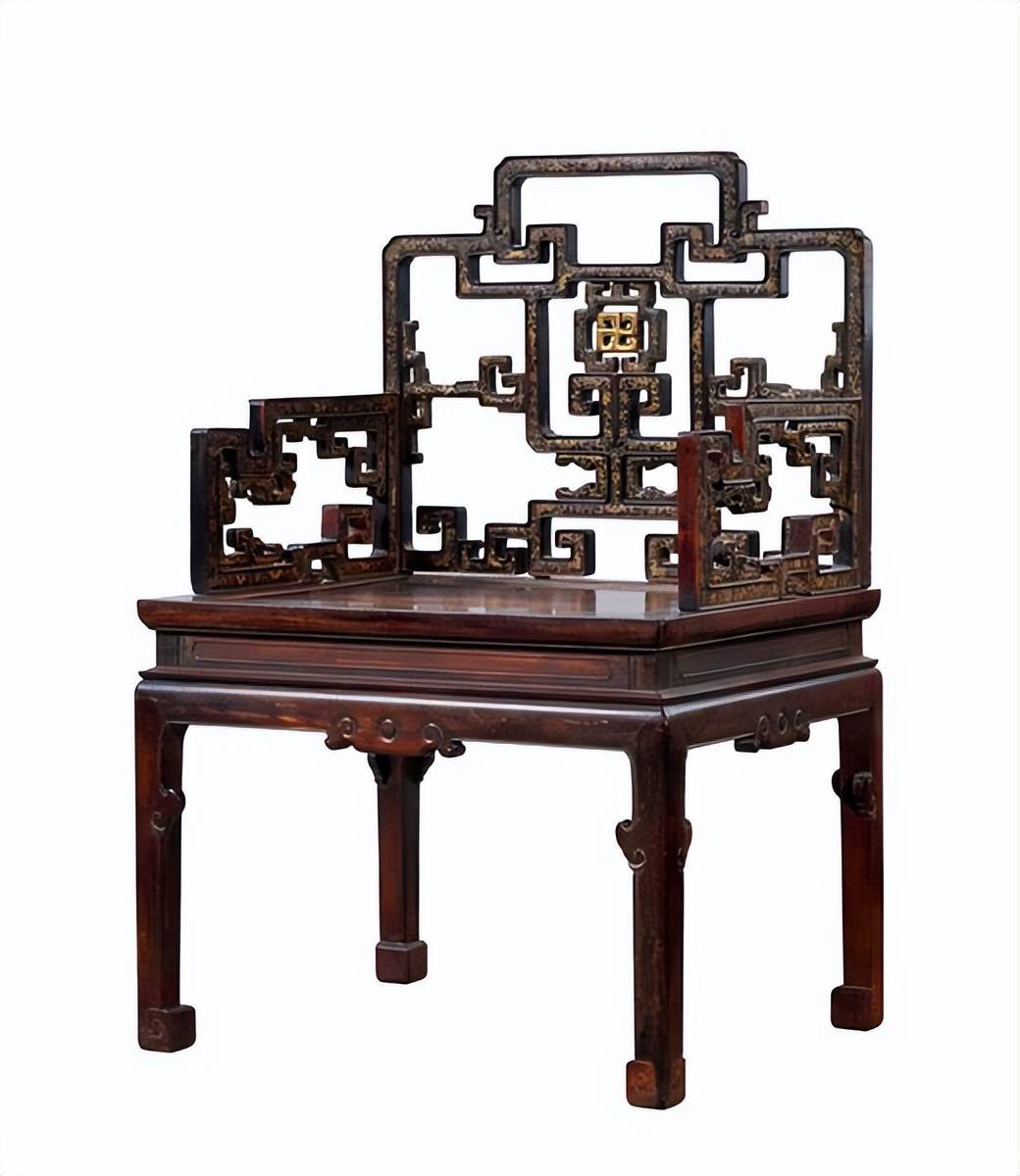 此件博古架木胎髹朱红漆,器形奇巧,精致考究,其形似圆形座屏造型,上圆