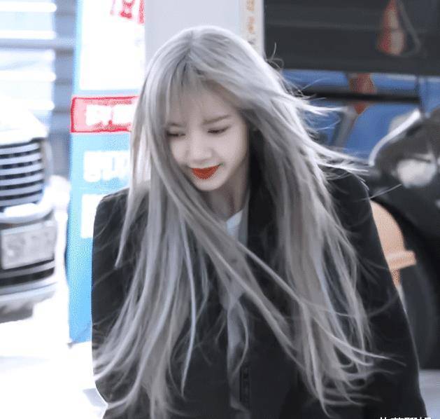 lisa摆脱"铁刘海",露额头美出新高度,难怪蔡徐坤特别照顾她_时候_齐