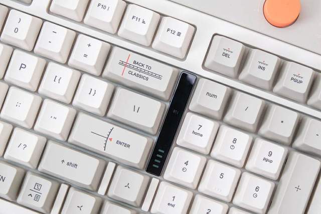 洛斐小方98三模机械键盘体验:复古感设计,手感软弹,久敲不累