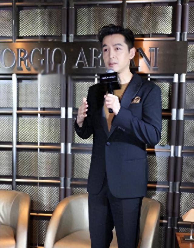 购买东西时,胡歌选择得很慎重.我买了几瓶红酒和一套便宜的护手霜.