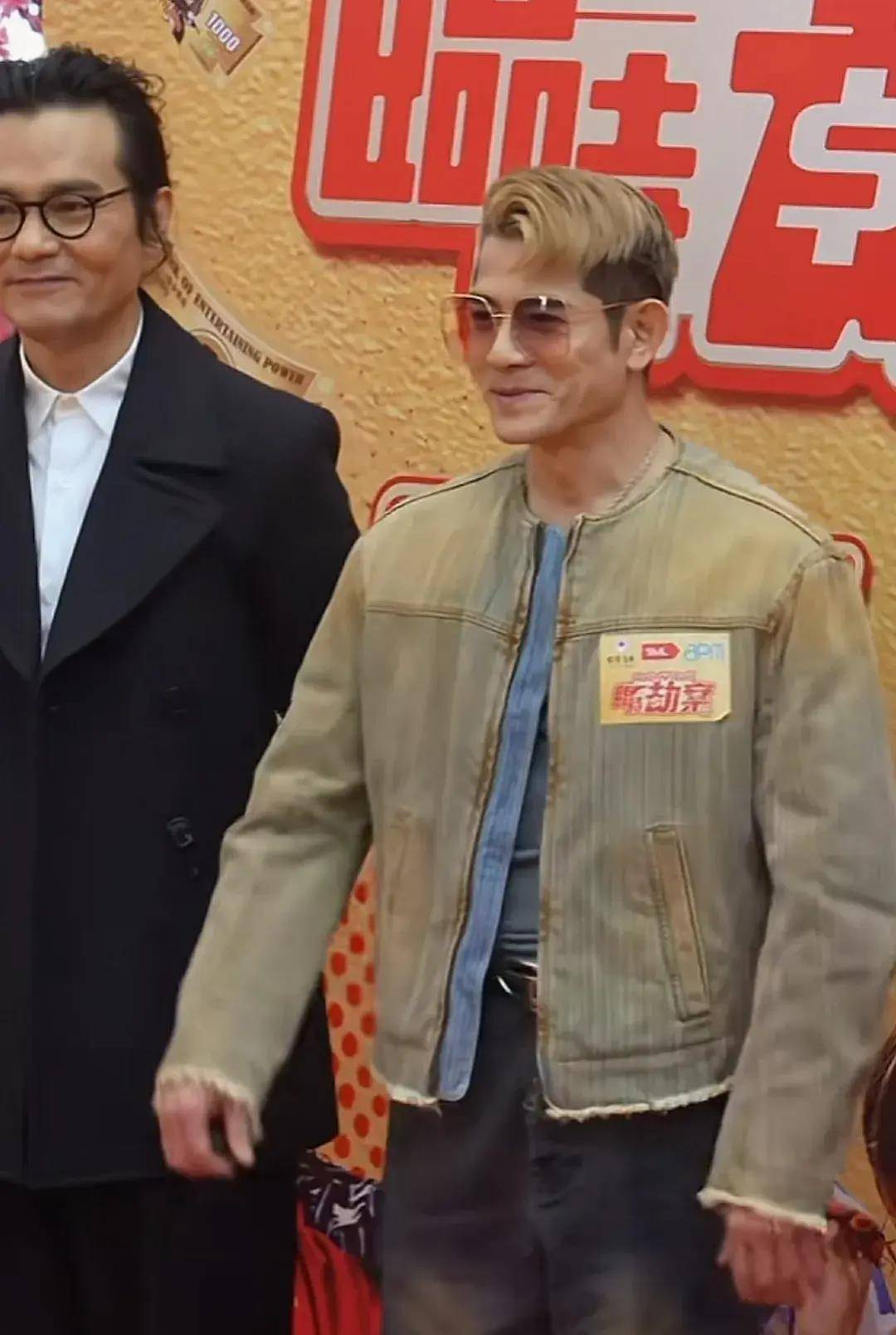 58岁郭富城再染黄发,发量超多不显老,老婆方媛超羡慕他的发量_发型