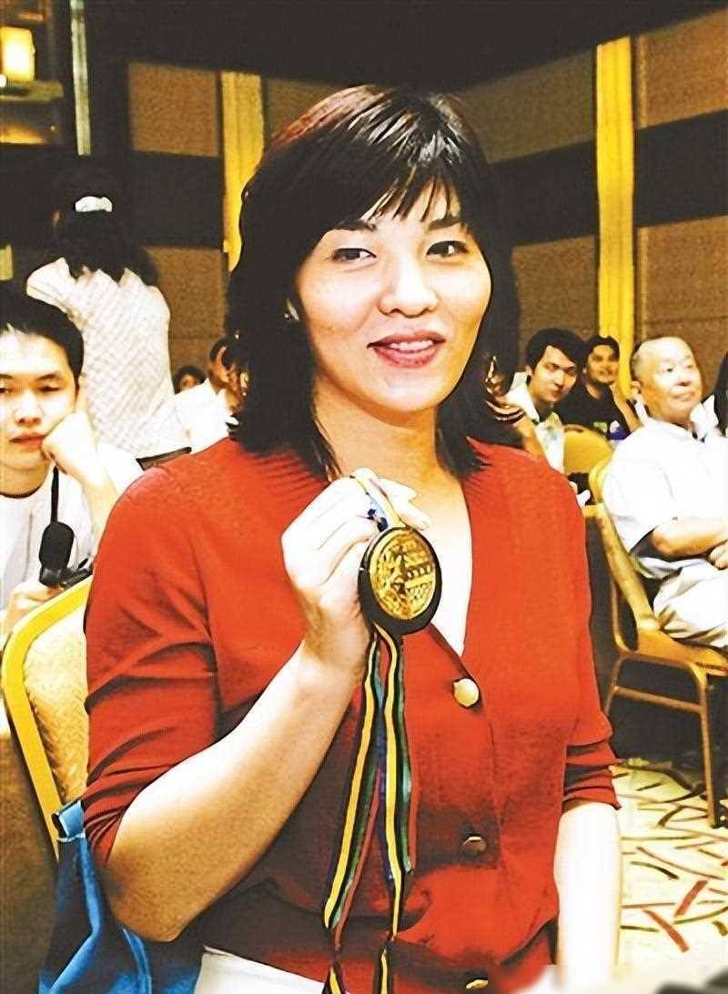 奥运冠军庄泳:移居新加坡,跟队友前男友结婚,如今家庭生赢家_游泳