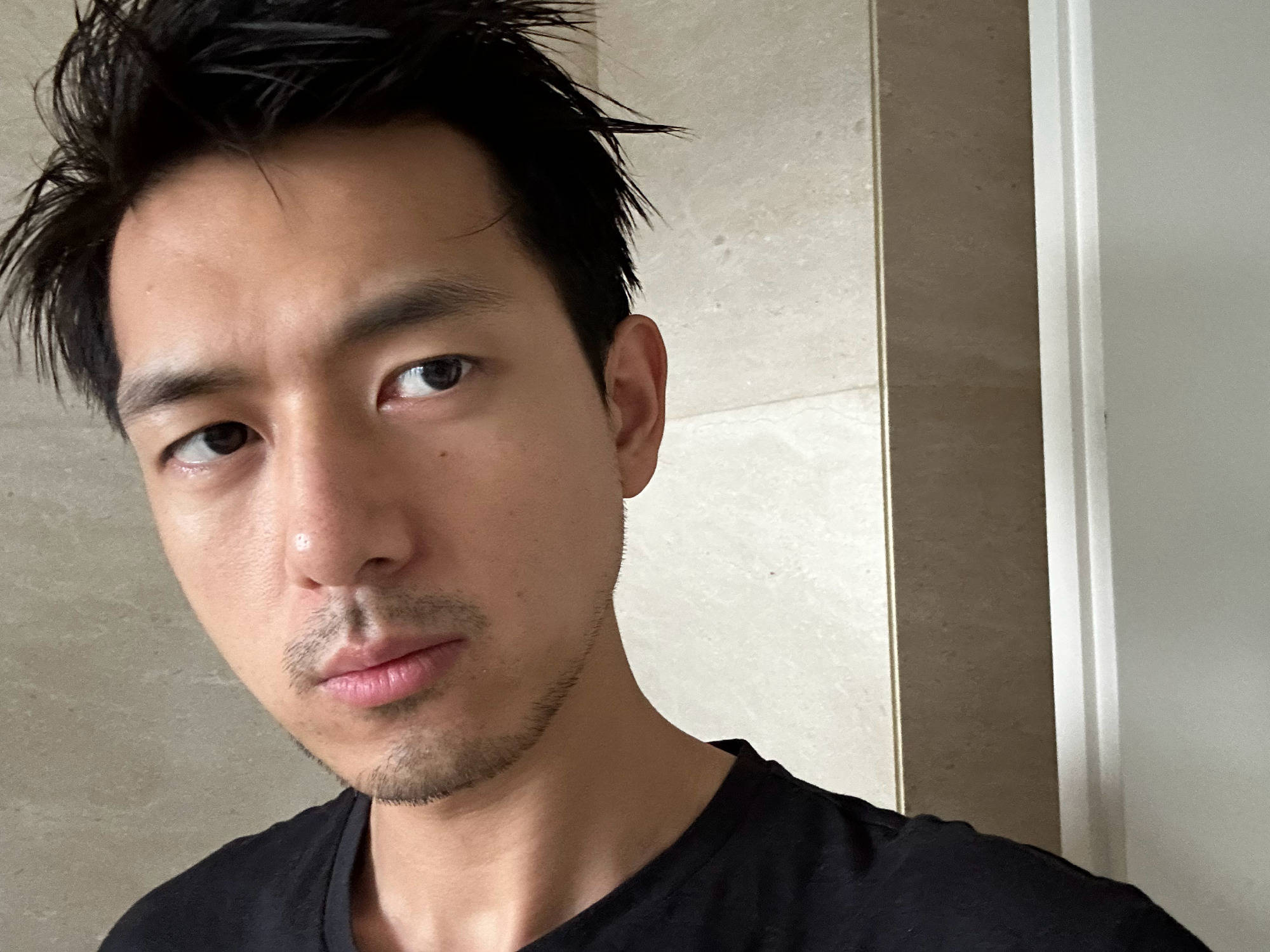 杨天真称李现长一张男一号的脸,李现的脸骨,五官,身材概括分析_网友