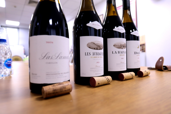 他的酒款经常出现在《葡萄酒观察家》(wine spectator)的百大名酒榜单