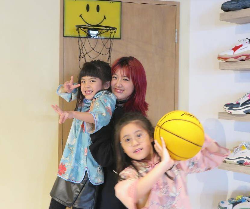 贾静雯47岁前夫孙志浩罕见露面,满头白发和女儿梧桐妹送祝福_家庭