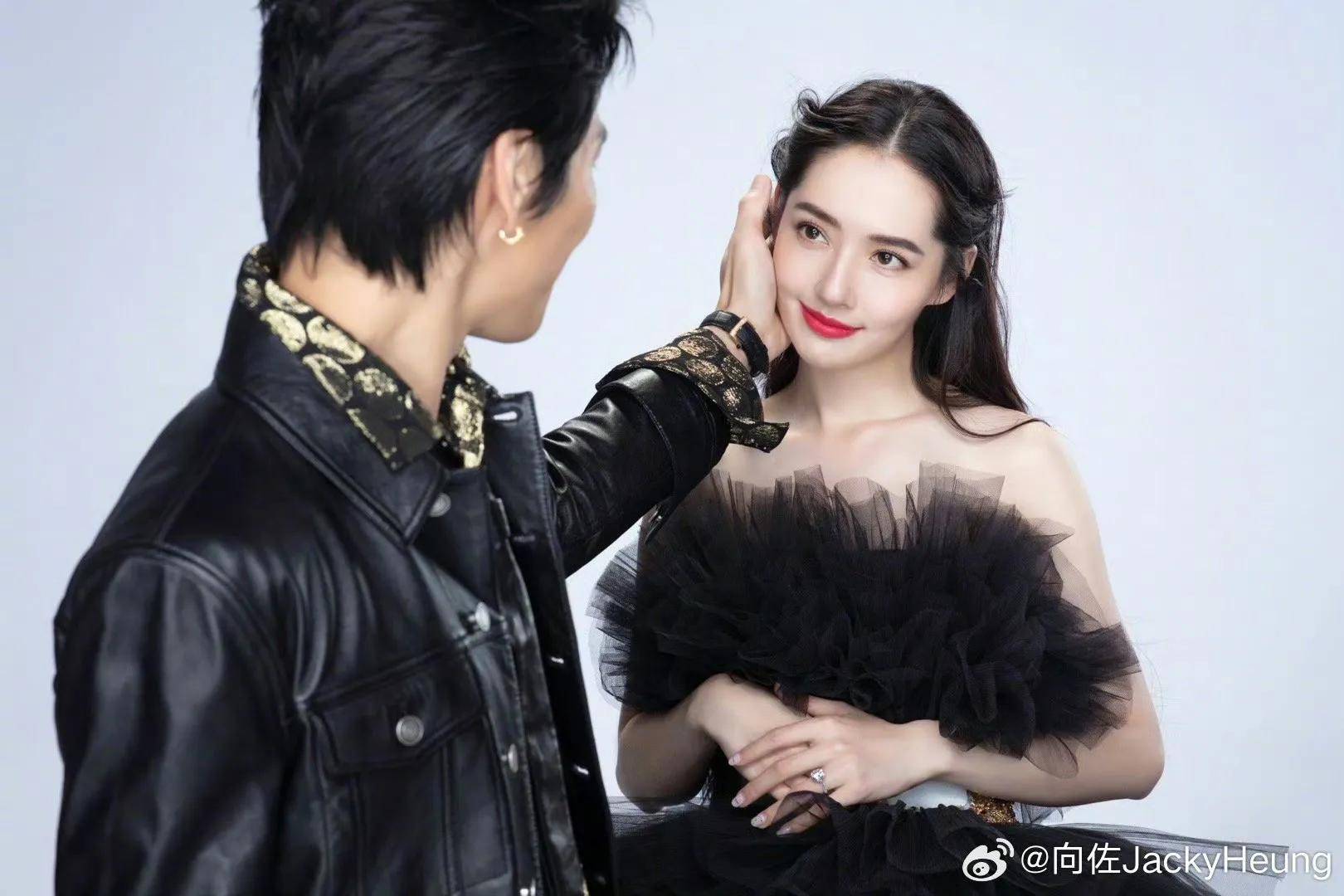 郭碧婷眼神无光,素颜变少妇,向佐带她狂热秀恩爱,网友:别装了_桌子