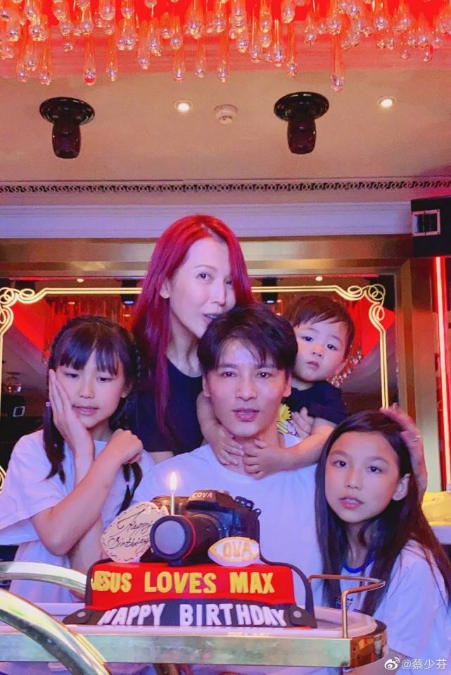 蔡少芬晒张晋视角带仨娃游照,怀中兜揽小儿子,姐姐比耶萌翻_孩子_一