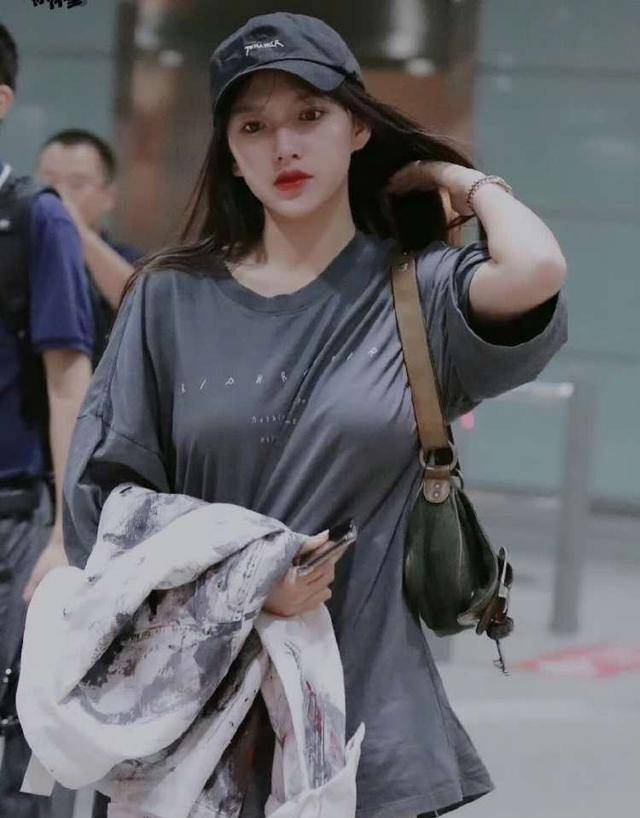 爆红娱乐圈的25岁程潇,美貌与实力兼具,引发盛赞和争议_身材_演技