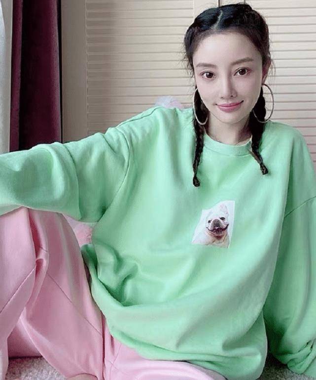 李小璐穿"无痕裙"露面,凹凸身材实力抢眼,贾乃亮后悔也晚了_设计的_因