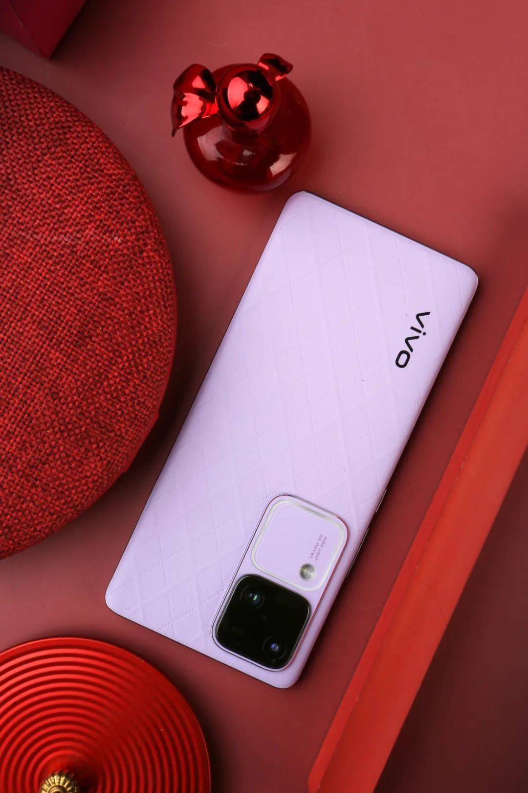 机身材质上,vivo s18菱紫采用和 vivo x flip 小折叠一样的菱格纹理