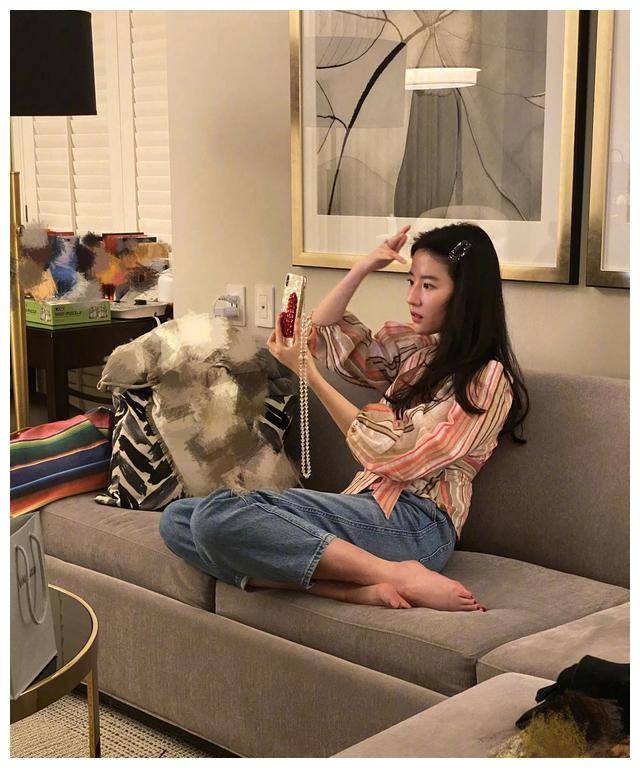 36岁刘亦菲豪宅曝光,全屋低调奢华,与猫狗相伴,网友:好羡慕她_沙发