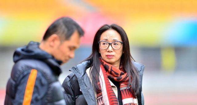 华裔女富婆身价95亿,却被英国丈夫离婚,只因她花钱太过大手大脚