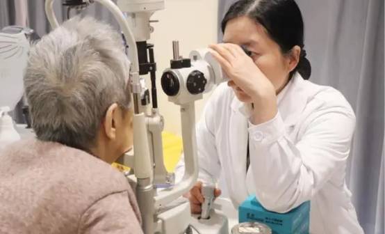 经过详细的眼部检查,福州爱尔眼科医院院长高朋芬博士诊断两位老人均