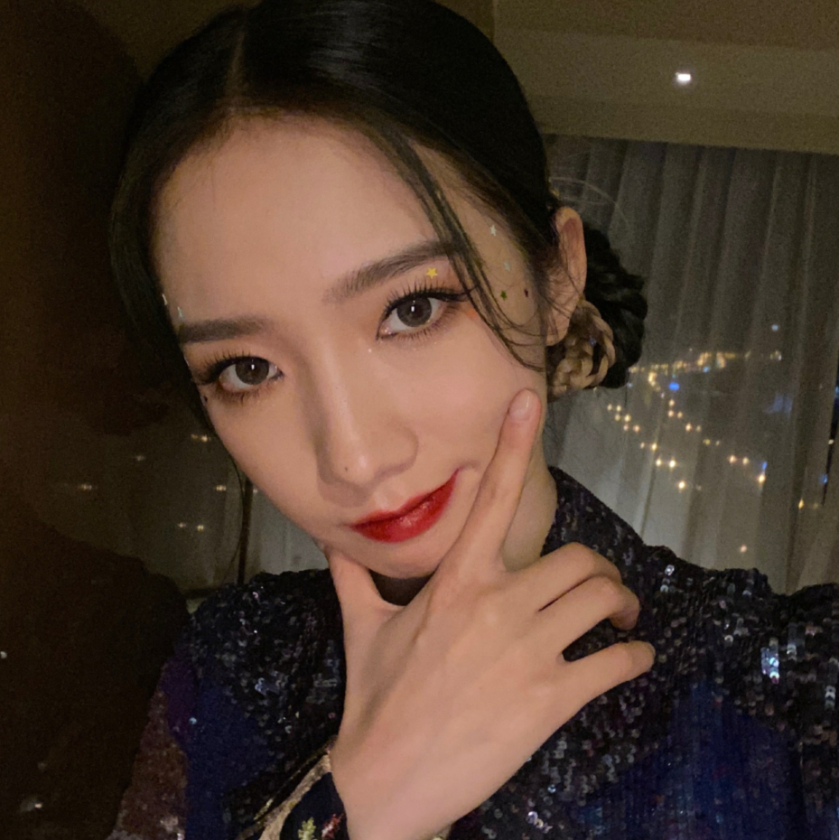 1998年出生的孟美岐是一个非常年轻的女孩,自从凭借《创造101》走红