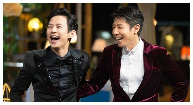 撒贝宁,何炅共同登场春晚,感人互动让人泪目!_友情_观众_双北