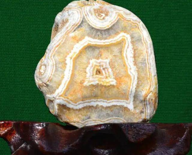 内蒙古一湖泊布满"五彩石",没人识货遭人捡拾,3年间