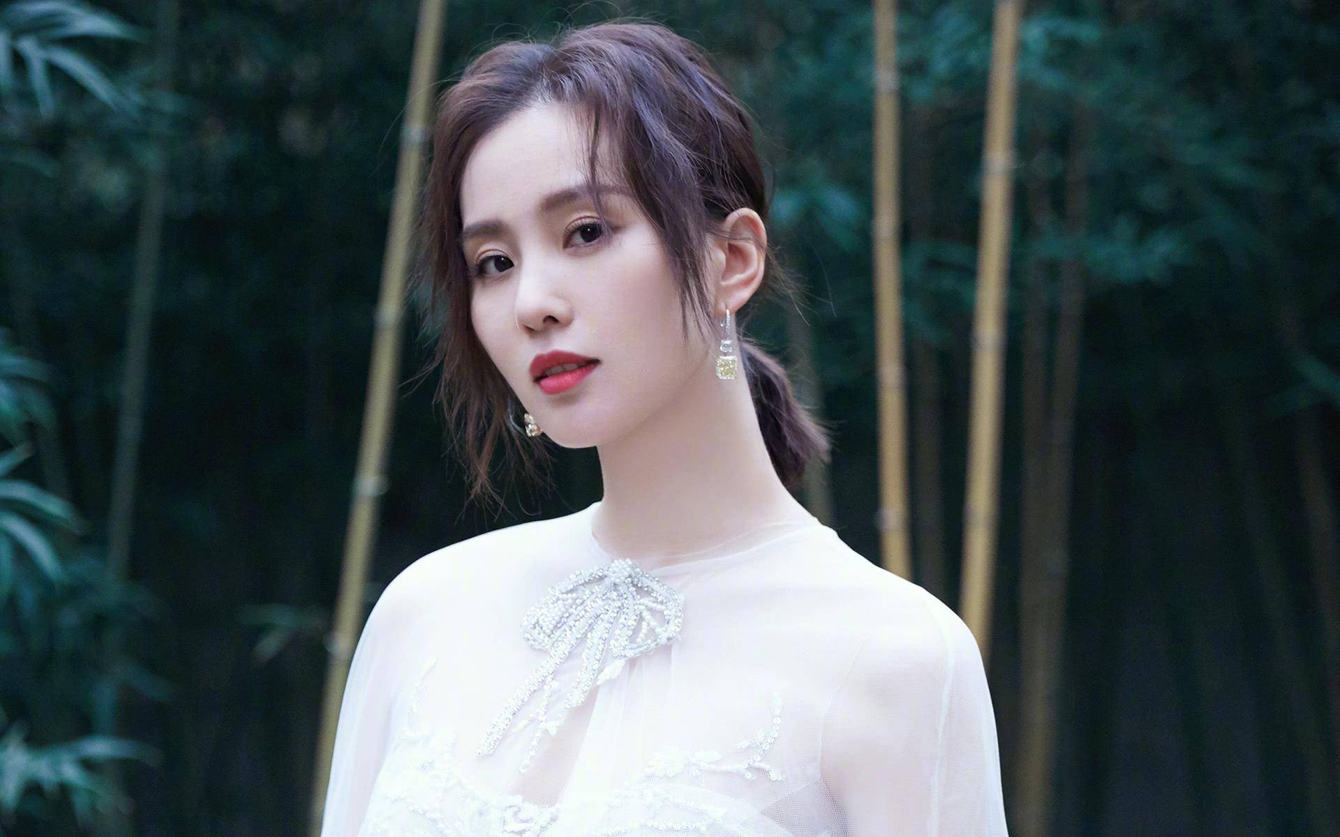 挺多的,现代剧古装剧都有,但是可能是她眼光太高或者本人没进组的意愿