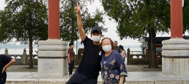 邓超牵妈妈手现身被偶遇,主动和粉丝合照拉好感,未见孙俪和孩子_影城