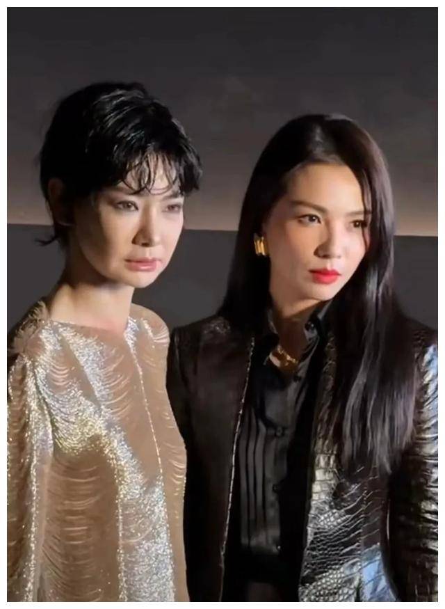 搭配上精致的妆容和烈焰红唇,戚薇展现出了一种女王